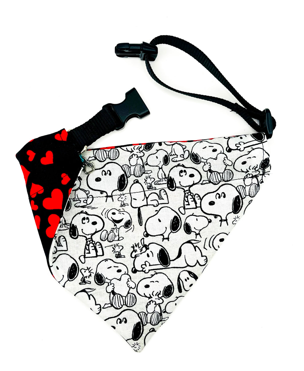 Bandana de chien (reversible) - Snoopy et coeurs rouges