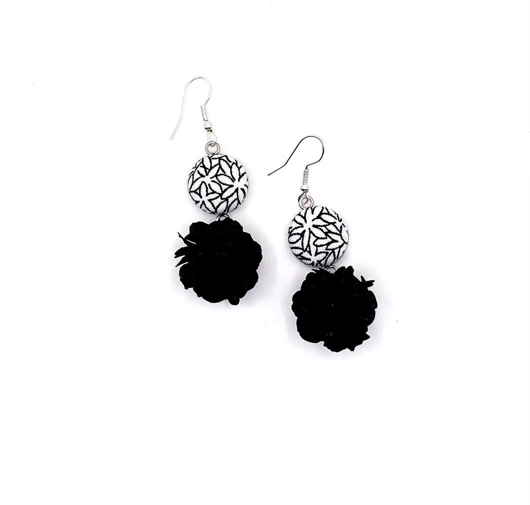 Boucles d’oreilles pendantes - fleurs noires et blanches avec pompom