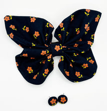 Load image into Gallery viewer, Duo barrette papillons  - bleu marine fleurs oranges et jaunes
