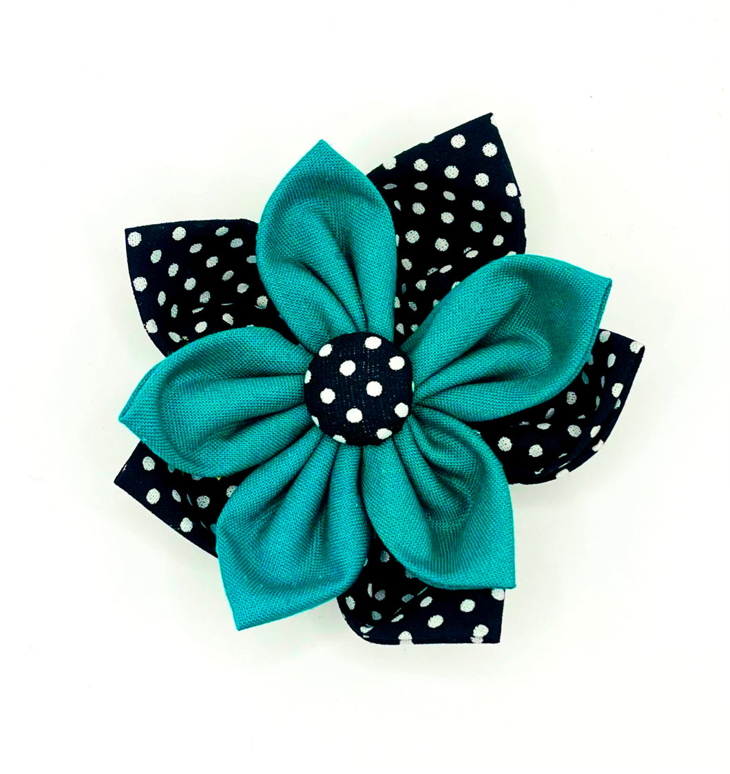 Broche - noire picotée et turquoise