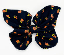 Load image into Gallery viewer, Duo barrette papillons  - bleu marine fleurs oranges et jaunes
