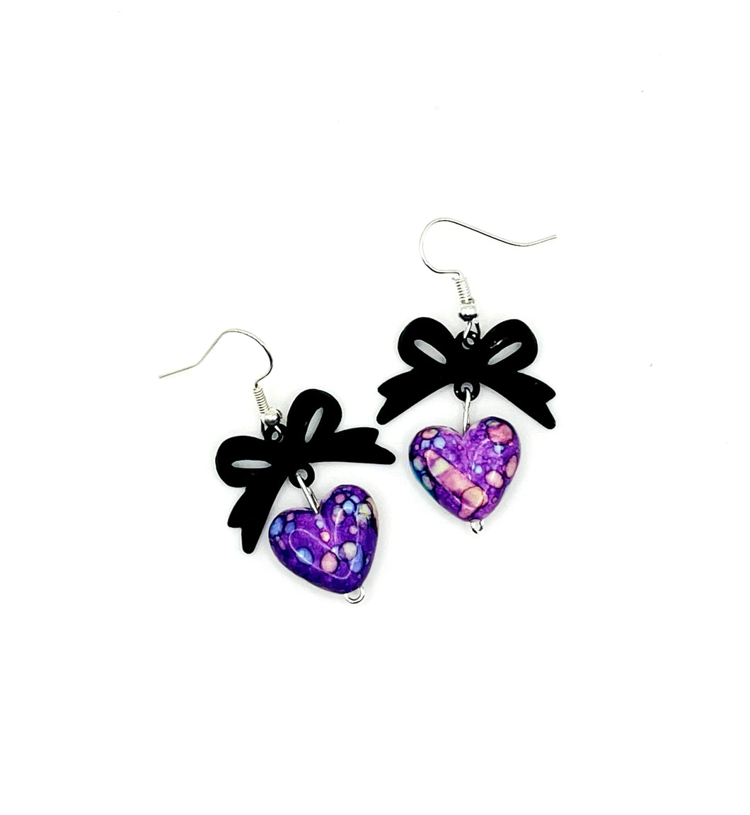 Boucles d’oreilles pendantes coeurs mauves