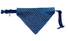 Load image into Gallery viewer, Bandana de chien reversible - bleu / bleu picoté blanc, jaune et bleu ciel sur tissu bleu gris
