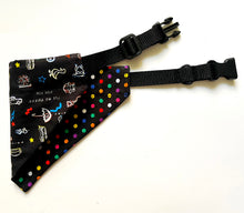 Load image into Gallery viewer, Bandana de chien reversible - Friends / picoté multicolor - tissu noir
